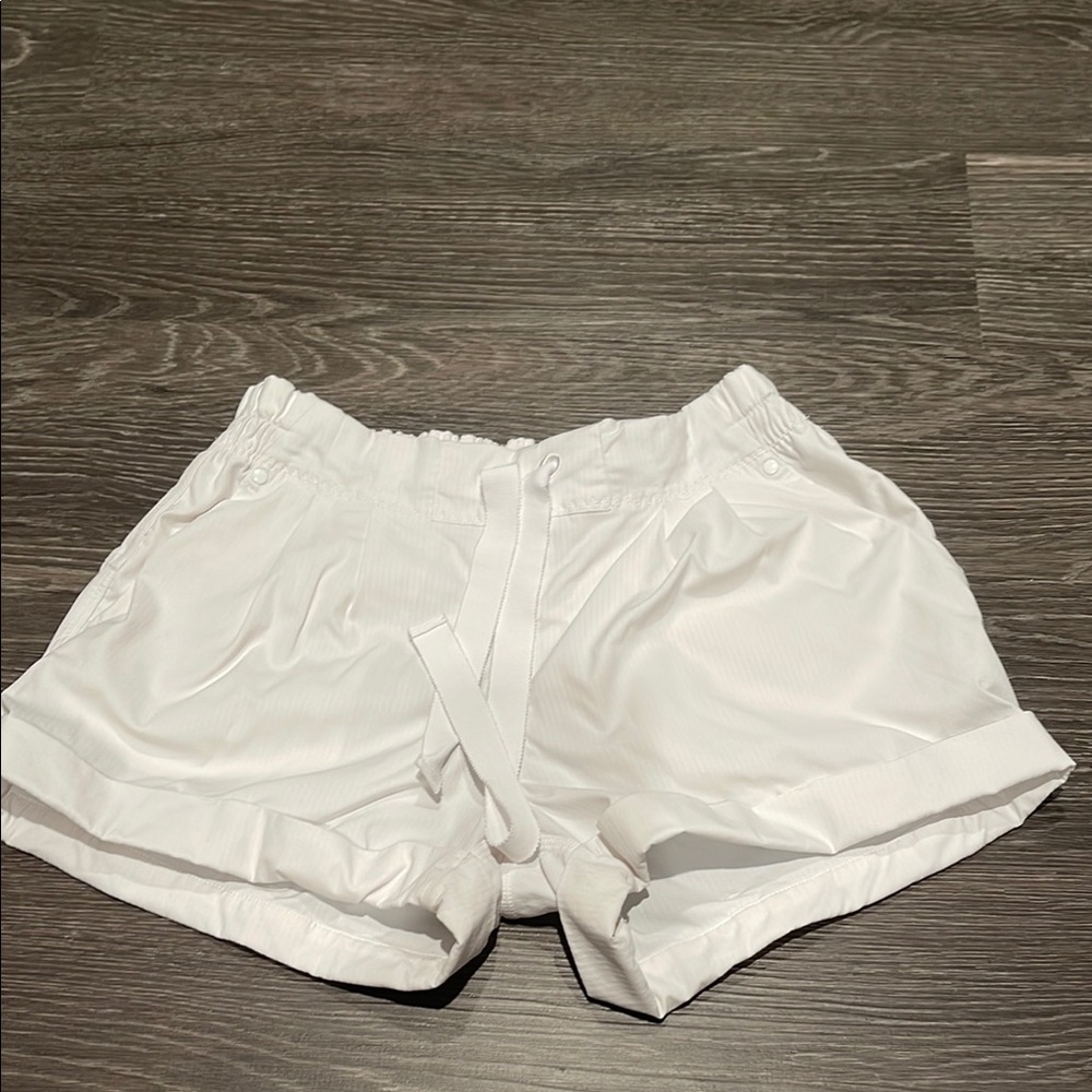 lululemon athletica White Cargo Shorts 2.5 inseam sz 6
